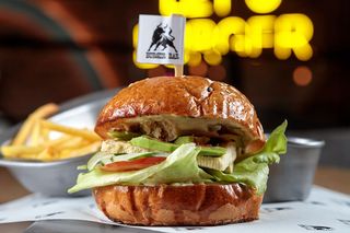 Бургер вегетаріанський з авокадо та тофу та картопля фрі (300/65g)