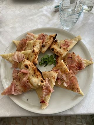 Focaccia con prosciutto cotto e fontina