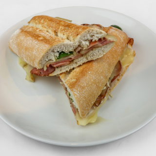 BOCADILLO BEICON: Beicon crujiente con pimientos verdes y queso fundido