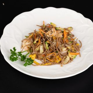 148. Soba con gamberi e verdure