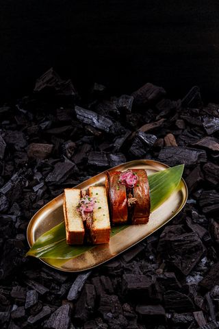 Katsu-sando cu vită și ceapă caramelizată