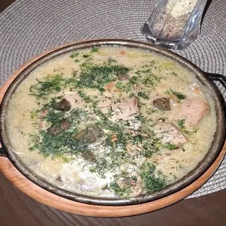 Язик з грибами у вершковому соусі