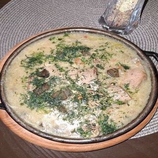 Язик з грибами у вершковому соусі