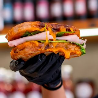 Le Cheddar Grilled Cheese (Non Halal)