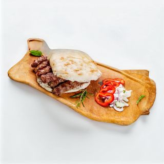 Ćevapi u lepinji i pomfrit
