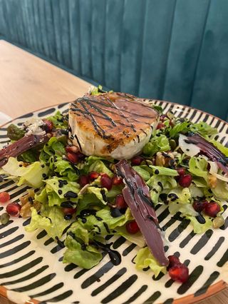 Ensalada de queso de cabra con jamón de pato