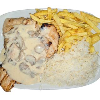Bife de Frango Grelhado com Molho de Cogumelos 