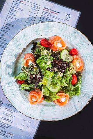 Салат со слабосоленым лососем ,творожным сыром и лаймовой заправкой