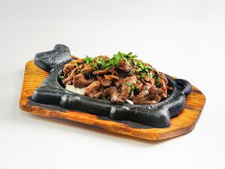 Мясо на жаровне с луком