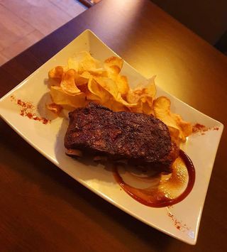 Coasta de porc in sos de bere si chipsuri de cartof 300g