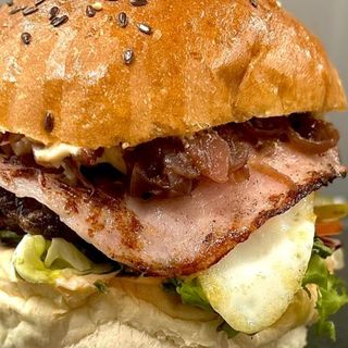 Homemade burger, cartofi prăjiți, sos bbq