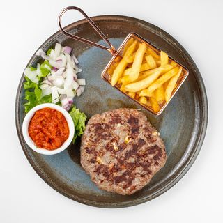 Pljeskavica punjena sirom i pomfrit