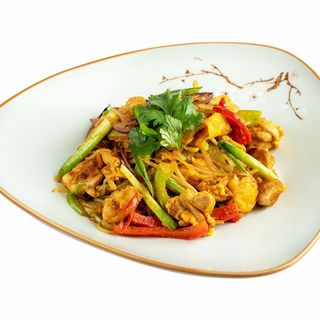 Пряная лапша с курицей и овощами