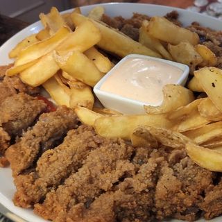 Cachopo con patatas y salsa navarro