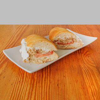 Atún Claro en Escabeche, Rodajas de Tomate y Mahonesa Casera