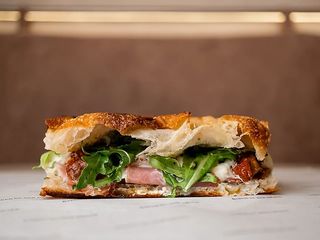 Фокача з хамоном та страчателою