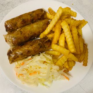 Sajgonki z mięsem, frytkami i surówką 3szt