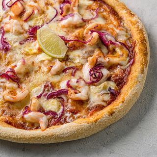 Піца з креветками та сиром Брі