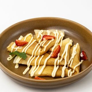 Блины с ягодами и заварным кремом