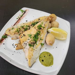 Filete Dorada Con Papas Arrugadas