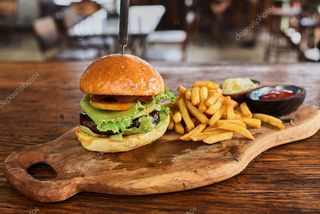 Hamburguesa de Pollo con Patatas Fritas