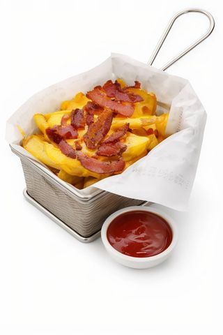 Frytki z serem cheddar i bekonem