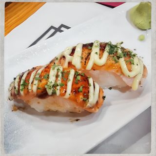 11. Sushi Salmón Flambeado