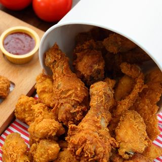 14 ALITAS  + 2 COMPLENTOS + 2 BEBIDAS + 2 SALSAS 