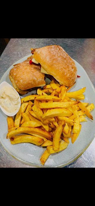 philly cheese sandwich cu cartofi prajiti