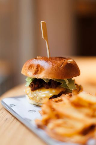 Tapa - Bacon smash cheese burguer con patatas fritas (90 gr)