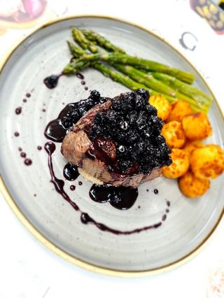 Biftek u sosu od borovnice