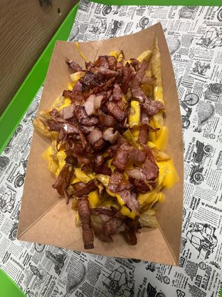 Cartofi cu cheddar si bacon