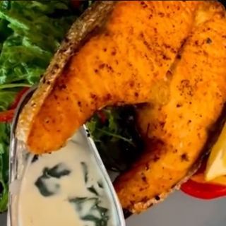 «СТЕЙК СЁМГИ НА ШПИНАТНОЙ ПОДУШКЕ  В СЛИВОЧНОМ СОУСЕ» 