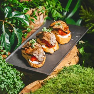 Брускетта с ростбифом