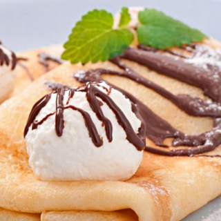 Clatite cu ciocolată si înghețată de vanilie 