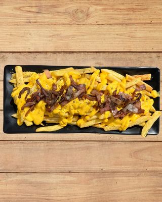 Patatas con cheddar y beicon