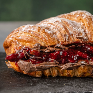 Круасан з шоколадом і вишнею