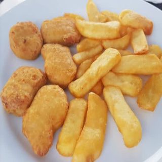 Nuggets de pollo con patatas fritas