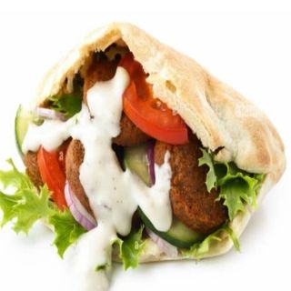 Pan pita con falafel, salsas y ensalada