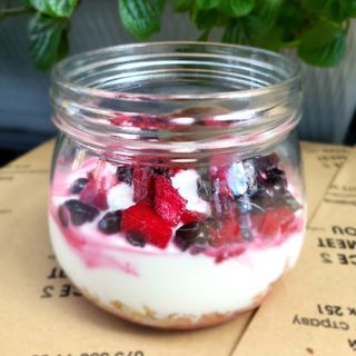 Йогурт з гранолою та фруктовим гарніром ( 230 гр)