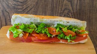 Sendvič sir pršut u pecivu