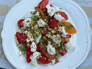 Салат з полуниці та томатів з адигейським сиром (290g)