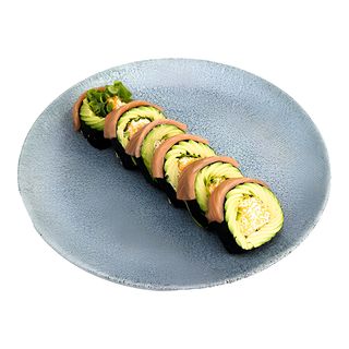 Futomaki sashimi z awokado i łososiem