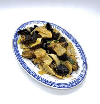 Rebentos de bambú e cogumelos chineses