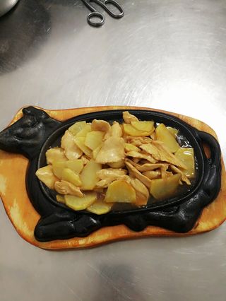 81 Pollo alla piastra con patate 铁板土豆鸡