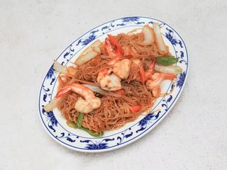 Tallarines fritos con gambas