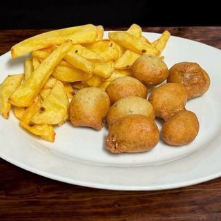 Buñuelos de Bacalao con patatas fritas