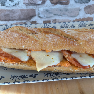 Bocadillo de lomo con queso fundente