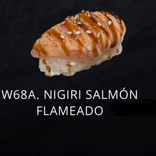 W68A. SUSHI NIGIRI SALMÓN FLAMEADO