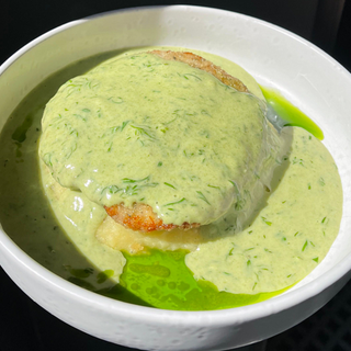 Шніцель з трюфельним пюре під зеленим соусом